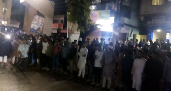 চাকসু নির্বাচন : একনম্বর গেট এলাকায় ছাত্রদল-শিবিরের মুখোমুখি অবস্থান
