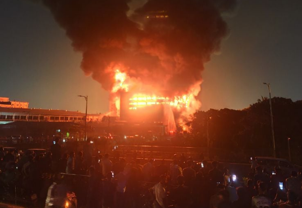 ফায়ার সার্ভিসের অসহায় আত্মসমর্পণ, আকাশের দিকে তাকিয়ে সবাই