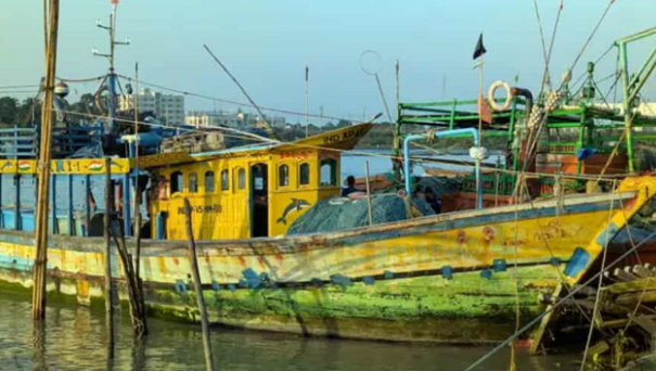 বাংলাদেশের জলসীমায় অনুপ্রবেশ, ৯ জেলেসহ ভারতীয় ট্রলার আটক