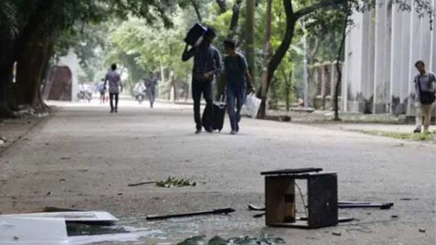 ভূমিকম্প আতঙ্কে বন্ধ ঢাবি, হল ছাড়ছেন শিক্ষার্থীরা