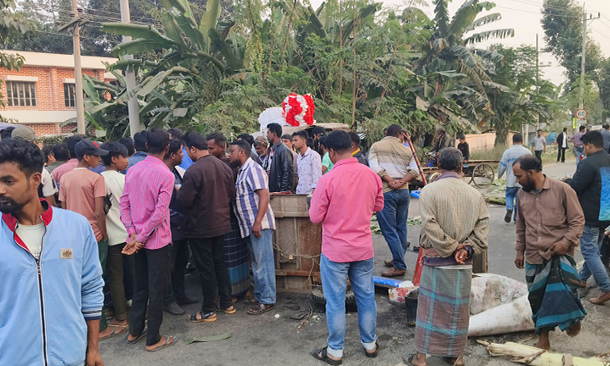 দিনাজপুরে বাস-ইজিবাইক মুখোমুখি সংঘর্ষে নিহত ৪