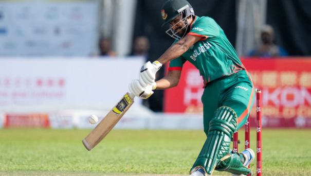 এক ওভারে ৫ ছক্কায় ইতিহাস গড়লেন আকবর