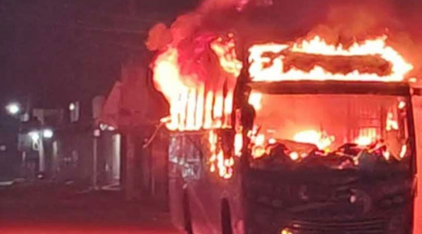 মধ্য বাড্ডায় বাসে আগুন, ঘটনাস্থলে যাচ্ছে ফায়ার সার্ভিস