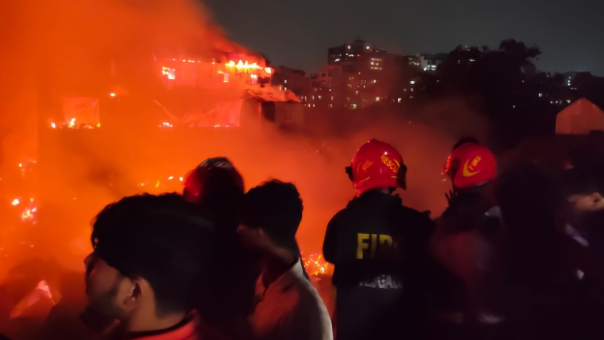 ৫ ঘণ্টা পর কড়াইল বস্তির আগুন নিয়ন্ত্রণে