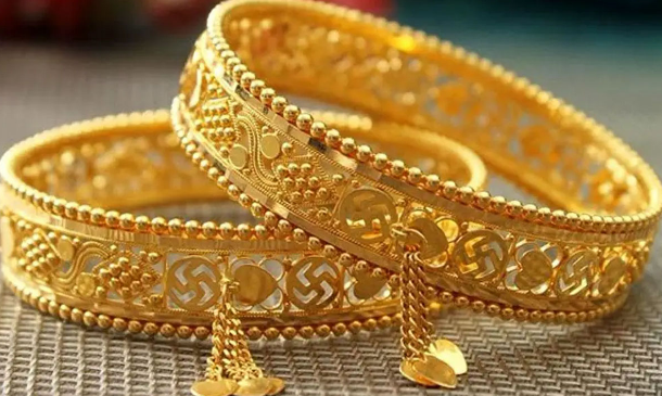 সোনার দাম বেড়ে ছাড়াল ২ লাখ ৪ হাজার