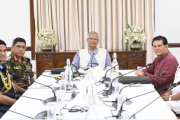প্রধান উপদেষ্টার সঙ্গে তিন বাহিনী প্রধানের সাক্ষাৎ
