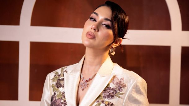 ওয়েস্টার্ন লুকে অপুর চমক