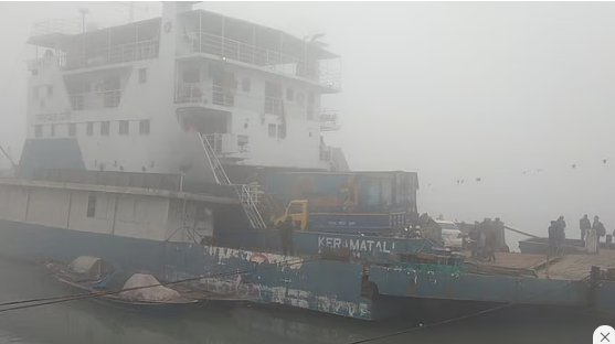 ঘন কুয়াশায় পাটুরিয়া-দৌলতদিয়া ও আরিচা-কাজীরহাট নৌপথে ফেরি বন্ধ