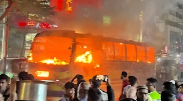 দুই দিনের ব্যবধানে বাড্ডায় ফের যাত্রীবাহী বাসে আগুন
