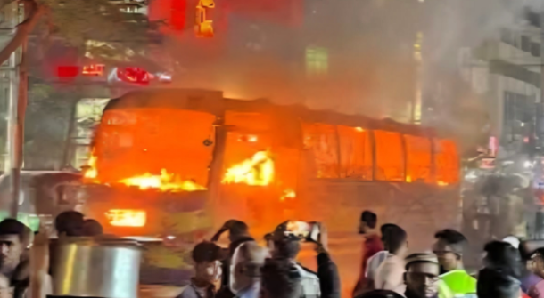 দুই দিনের ব্যবধানে বাড্ডায় ফের যাত্রীবাহী বাসে আগুন