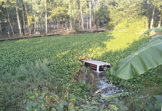 বেপরোয়া গতির অ্যাম্বুলেন্স গিয়ে পড়ল পুকুরে, যেভাবে রক্ষা পেলেন চালক