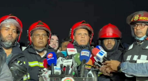 গুলিস্তানে বহুতল ভবনে আগুন : ছাদের গুদামে যা ছিল