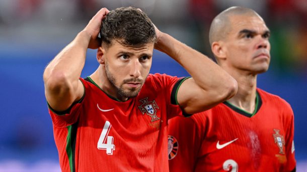 ইংল্যান্ডে পর্তুগিজ তারকার বাসার দরজা ভেঙে চুরি