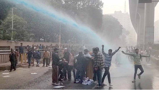 কারওয়ান বাজারের সড়ক ছেড়েছেন মোবাইল ফোন ব্যবসায়ীরা