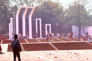 রং-তুলির ছোঁয়ায় প্রস্তুতির শেষ পর্যায়ে শহীদ মিনার প্রাঙ্গণ