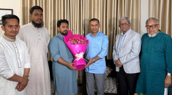 নাহিদ ইসলামের বাসায় তারেক রহমান