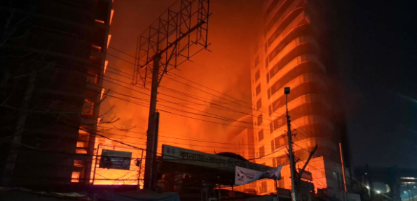 কাওরান বাজারে আগুন, নিয়ন্ত্রণে ফায়ার সার্ভিসের ৮ ইউনিট