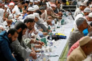 মসজিদে নববীতে ইফতারে রোজাদারদের ঢল