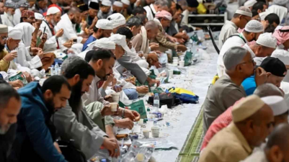 মসজিদে নববীতে ইফতারে রোজাদারদের ঢল