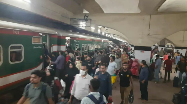 ট্রেনে উঠতে না পারার শঙ্কা : আগেভাগেই স্টেশনে যাত্রীরা