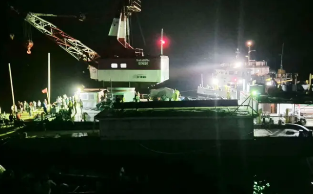 ফেরিতে উঠতে গিয়ে নদীতে বাস : জীবিত উদ্ধার ১১, নিখোঁজদের স্বজনদের আহাজারি