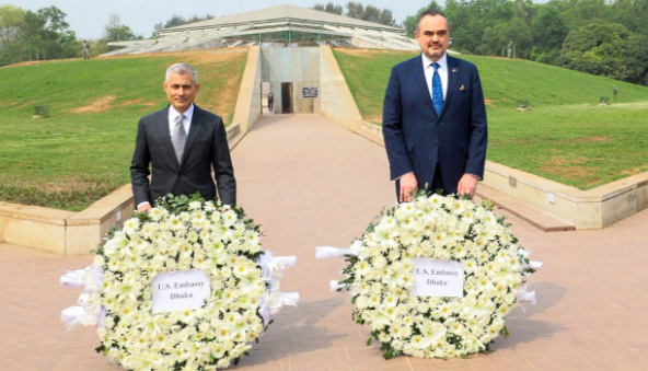 জিয়াউর রহমান ও খালেদা জিয়ার কবরে পল কাপুরের শ্রদ্ধা