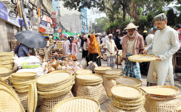 চট্টগ্রামে লালদীঘির মেলায় দেশীয় পণ্যের কদর, জব্বারের বলীখেলা শনিবার