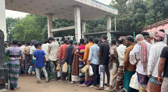 তেলের জন্য কৃষকদের ঘণ্টার পর ঘণ্টা অপেক্ষা, ব্যাহত সেচ কার্যক্রম