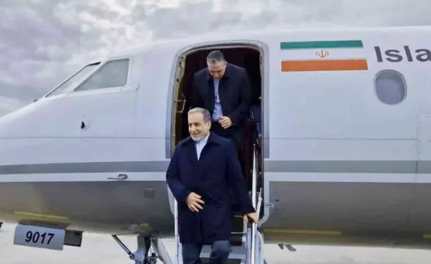 পাকিস্তানে ফিরলেন ইরানের পররাষ্ট্রমন্ত্রী আরাঘচি