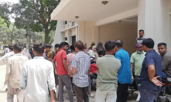 রাত পোহালেই পরীক্ষা: এখনো প্রবেশপত্র পায়নি ৬৫ পরীক্ষার্থী!