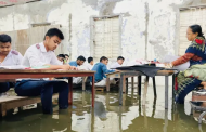 কক্ষে হাঁটু পানি, বেঞ্চে পা তুলে পরীক্ষা দিলো এসএসসি পরীক্ষার্থীরা