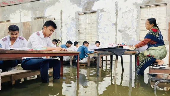 কক্ষে হাঁটু পানি, বেঞ্চে পা তুলে পরীক্ষা দিলো এসএসসি পরীক্ষার্থীরা