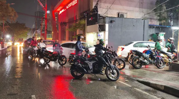 ৫০০ টাকার তেলের জন্য ঝড়-বৃষ্টিতে আড়াই ঘণ্টা!