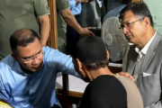 রামিসার বাবার কাঁধে হাত রেখে আশ্বাস দিলেন প্রধানমন্ত্রী