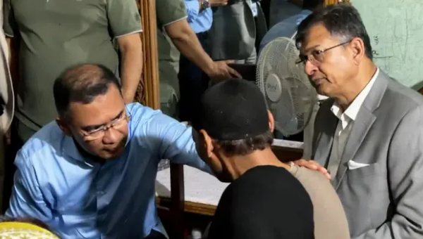 রামিসার বাবার কাঁধে হাত রেখে আশ্বাস দিলেন প্রধানমন্ত্রী