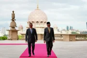 প্রধানমন্ত্রী তারেক রহমানকে উষ্ণ অভ্যর্থনা আনোয়ার ইব্রাহিমের