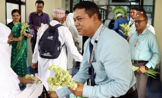 চট্টগ্রামে ফিরল হজযাত্রীদের প্রথম ফ্লাইট