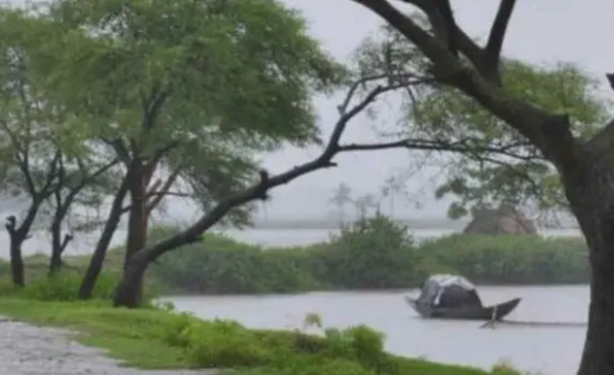 সারাদেশে বৃষ্টি বাড়ার আভাস, সক্রিয় হচ্ছে মৌসুমি বায়ু