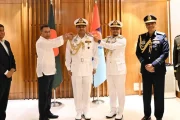 নতুন নৌপ্রধানকে ভাইস এডমিরাল র‍্যাংক ব্যাজ পরিয়ে দিলেন প্রধানমন্ত্রী