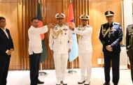 নতুন নৌপ্রধানকে ভাইস এডমিরাল র‍্যাংক ব্যাজ পরিয়ে দিলেন প্রধানমন্ত্রী