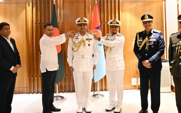 নতুন নৌপ্রধানকে ভাইস এডমিরাল র‍্যাংক ব্যাজ পরিয়ে দিলেন প্রধানমন্ত্রী