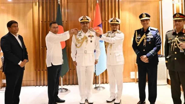নতুন নৌপ্রধানকে ভাইস এডমিরাল র‍্যাংক ব্যাজ পরিয়ে দিলেন প্রধানমন্ত্রী
