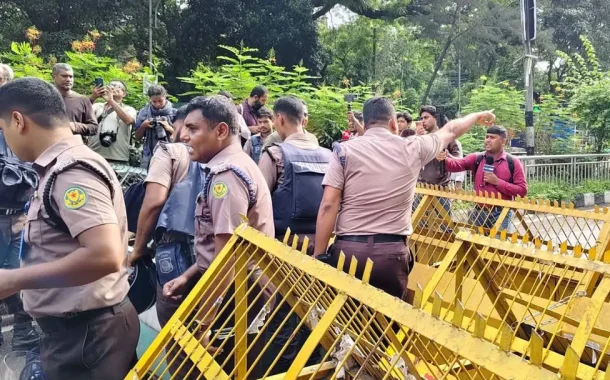শিক্ষা মন্ত্রণালয় ঘেরাও কর্মসূচি সচিবালয় অভিমুখী সড়ক বন্ধ করে দিলো পুলিশ