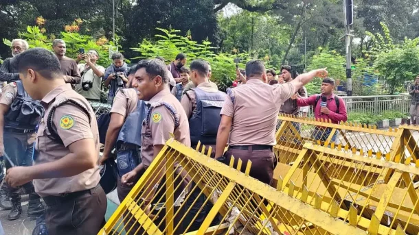 শিক্ষা মন্ত্রণালয় ঘেরাও কর্মসূচি সচিবালয় অভিমুখী সড়ক বন্ধ করে দিলো পুলিশ