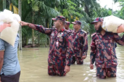 রাঙামাটিতে ত্রাণ নিয়ে দুর্গতদের পাশে বিজিবি