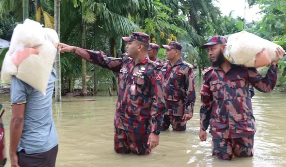 রাঙামাটিতে ত্রাণ নিয়ে দুর্গতদের পাশে বিজিবি