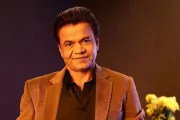 ‘বিমানবন্দরে গেলে এখনও ৫০০ মানুষ সেলফি তুলতে আসে’