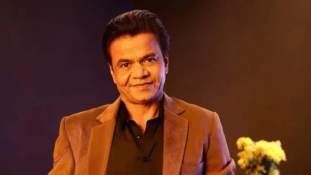 ‘বিমানবন্দরে গেলে এখনও ৫০০ মানুষ সেলফি তুলতে আসে’