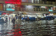 এক ঘণ্টার বৃষ্টিতে ডুবল নিউমার্কেট, জলাবদ্ধতায় ভোগান্তি চরমে