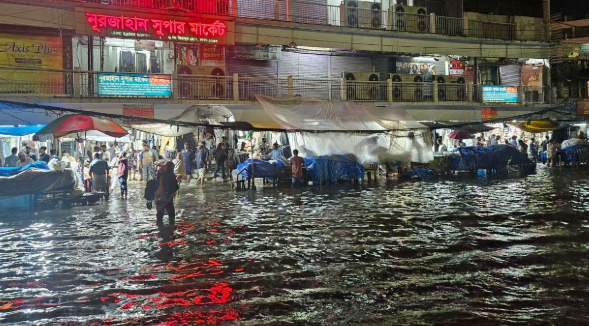 এক ঘণ্টার বৃষ্টিতে ডুবল নিউমার্কেট, জলাবদ্ধতায় ভোগান্তি চরমে
